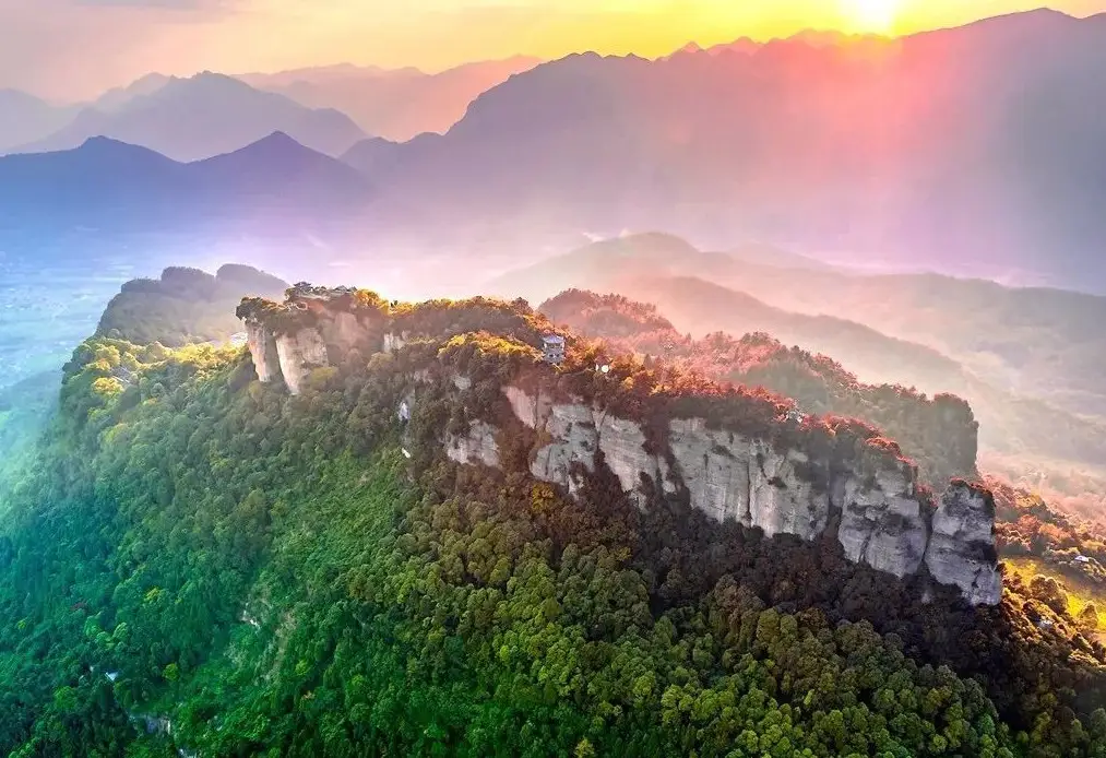 好消息，暑期直通车来啦！绵阳—江油景区直通车开通，城区内接送直达景区。